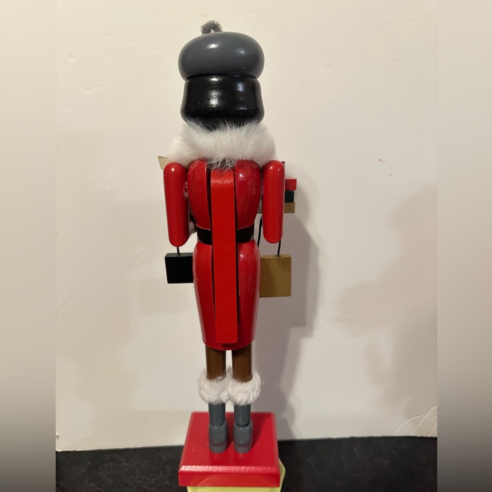 Shopper lady nutcracker African American - Picture 3 of 8